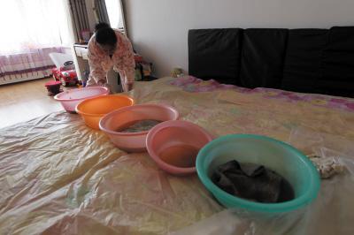 盖州楼上漏水，住户失联，小区没物管，业主维权难！律师来支招……